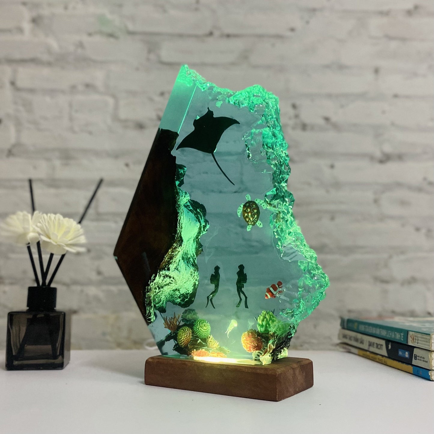 BESTSELLER❗❗Manta Rays and Couple Diver Resin Night Light